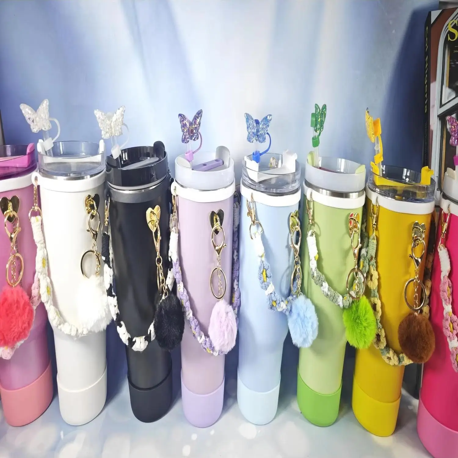 Adornos de silicona a prueba de derrames con diseño de mariposa para vasos Stanley, cadenas de pompones para vasos, llaveros y decoraciones para asas.