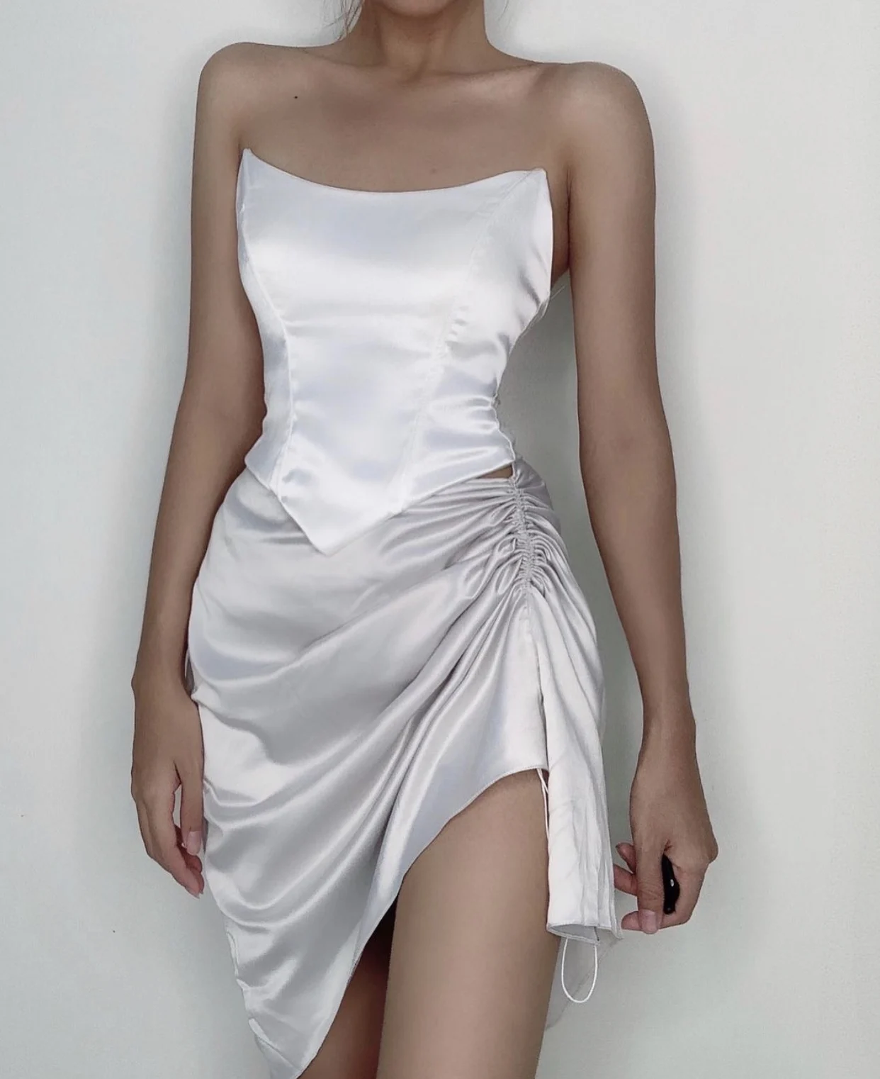 エレサテンツーピースセット ホワイト ワンショルダーデザインのハイウエストAラインシルエットのスカート 若い女性の通勤用