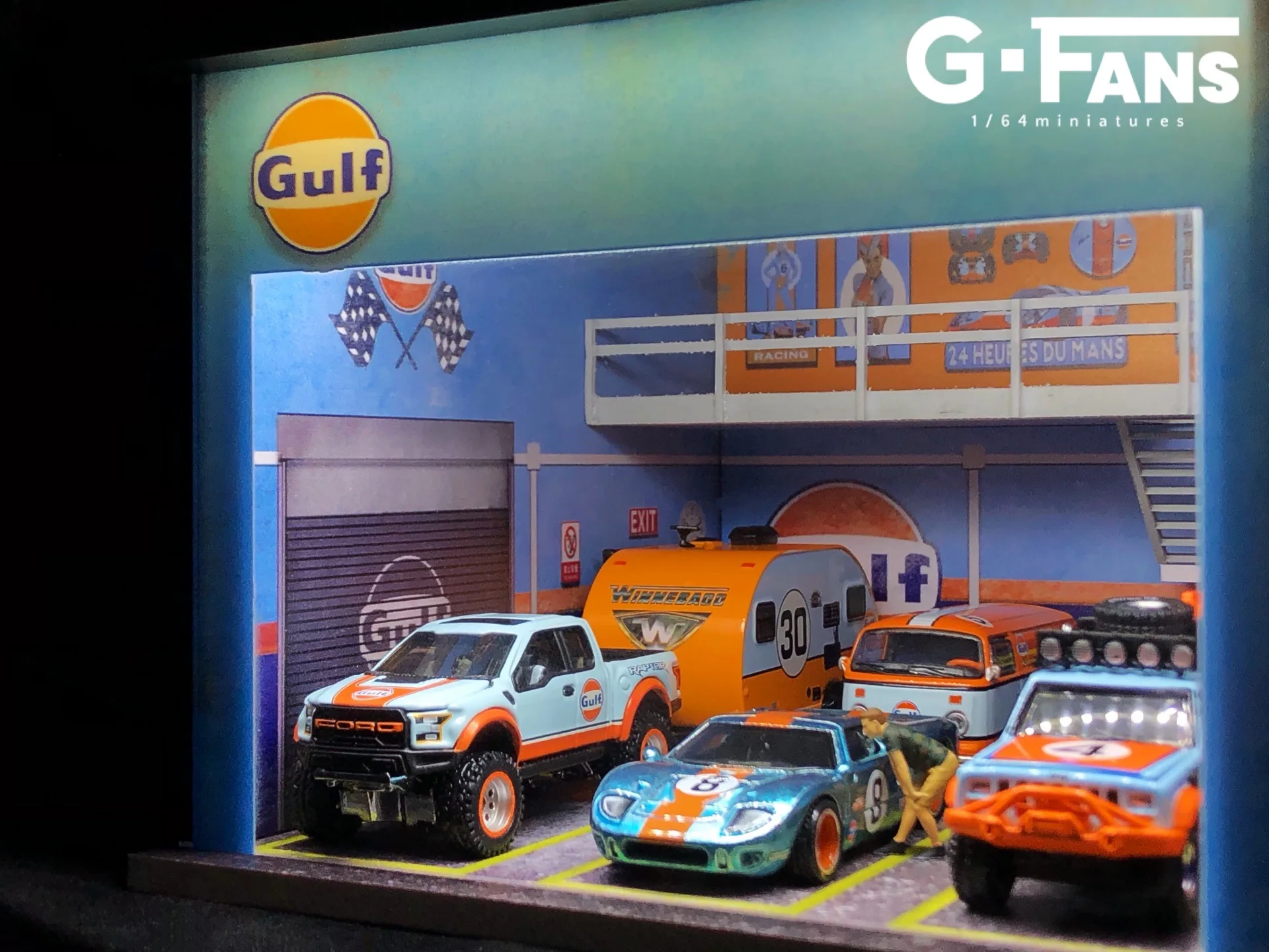 G Ventilateurs 1:64 Double Distributeur GULF Garage avec Lumières, Hors Personnes et Voitures