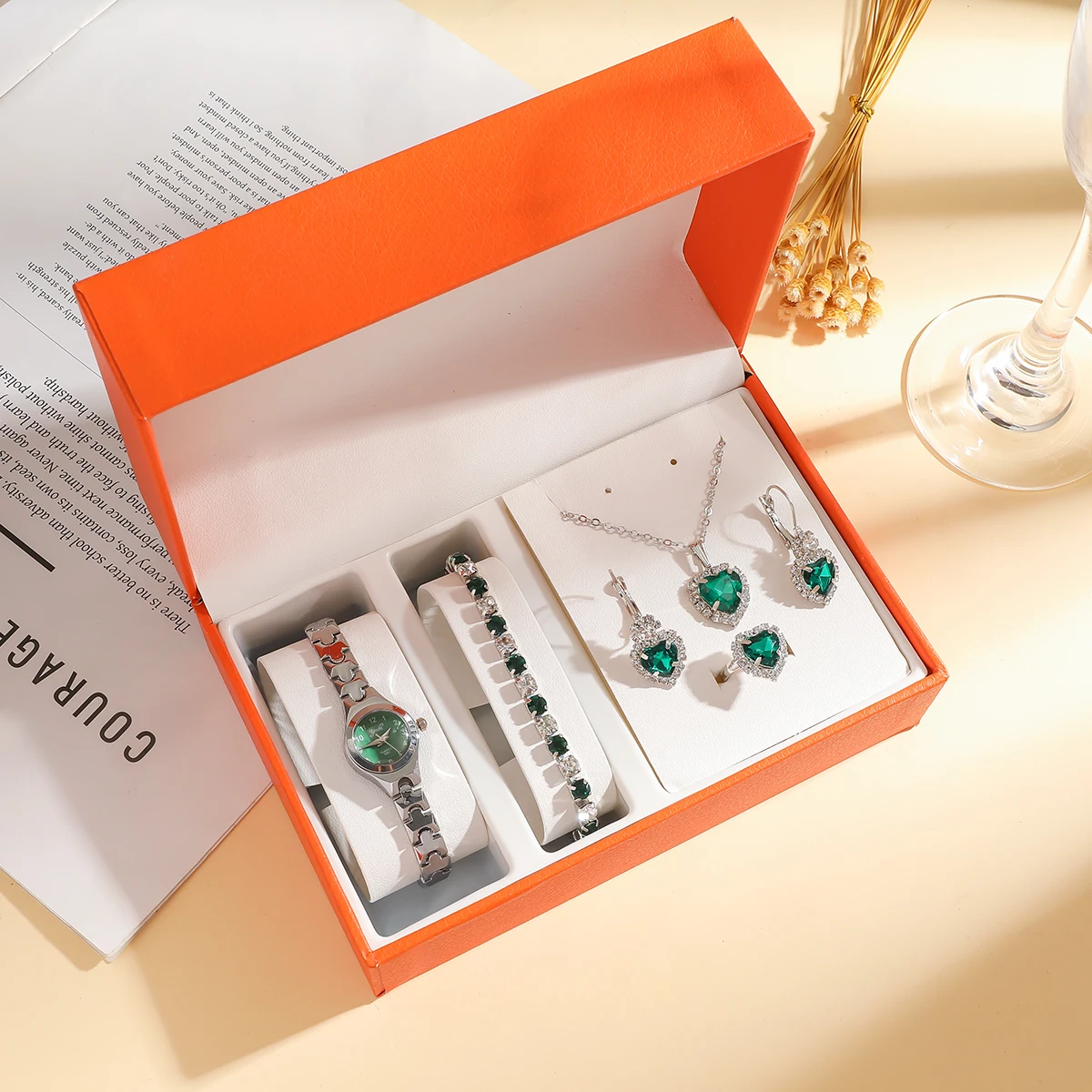 

Нет подарочной коробки; Маленькие круглые часы простого дизайна; Дизайн зеленого циферблата; Модный и простой стильный дизайн; Набор из пяти частей с бриллиантами