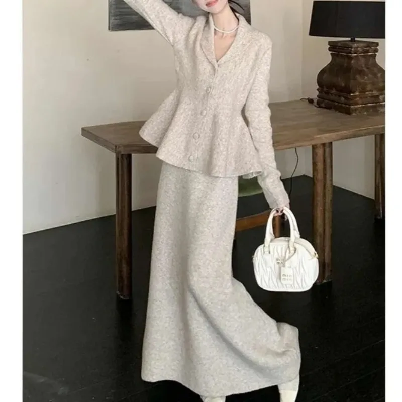 

High-end Retro French Waist Cinching Sweater Set for Women - Autumn Elegant and Slimming Knitted Skirt Two-piece Set