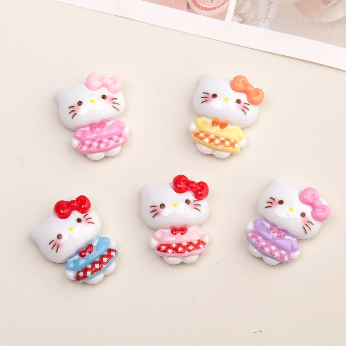 5개 미니소 드레스 케이티 만화 레진 액세서리 DIY 케이스 참 장식 수제 미니어처 재료 보석 공예품