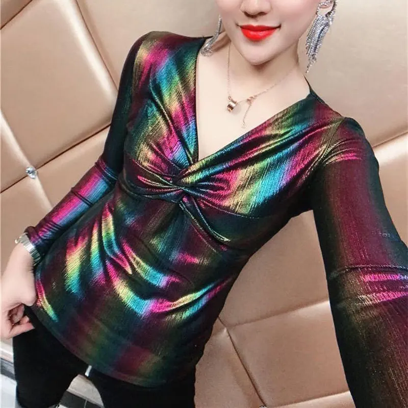 Korean Glossy Contrasting Colors Slim T-shirt 2023 Spring Autumn Long Sleeve Female Clothing Sexy V-Neck Stylish Folds Pullovers