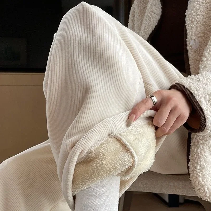 سروال قصير واسع الساق للنساء باللونين البيج والأبيض عالي الخصر ثنى سروال قصير صغير غير رسمي مبطن بالصوف مستقيم