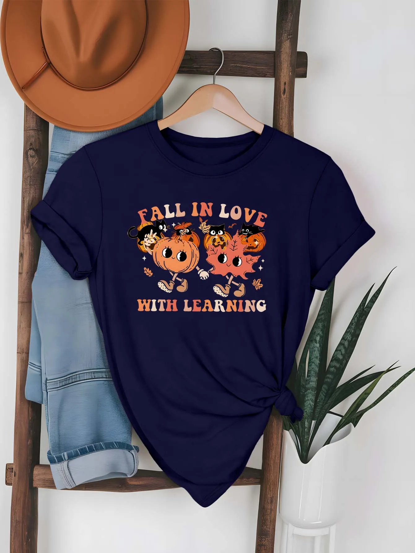 Modny strój plus size z fantazyjnym wzorem dyni i liści oraz inspirującym napisem edukacyjnym w stylu jesiennym.