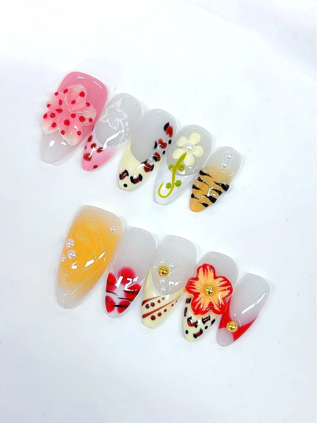 Encantadores unhas prensadas em forma de amêndoa com diversos designs florais e padrões (D521)