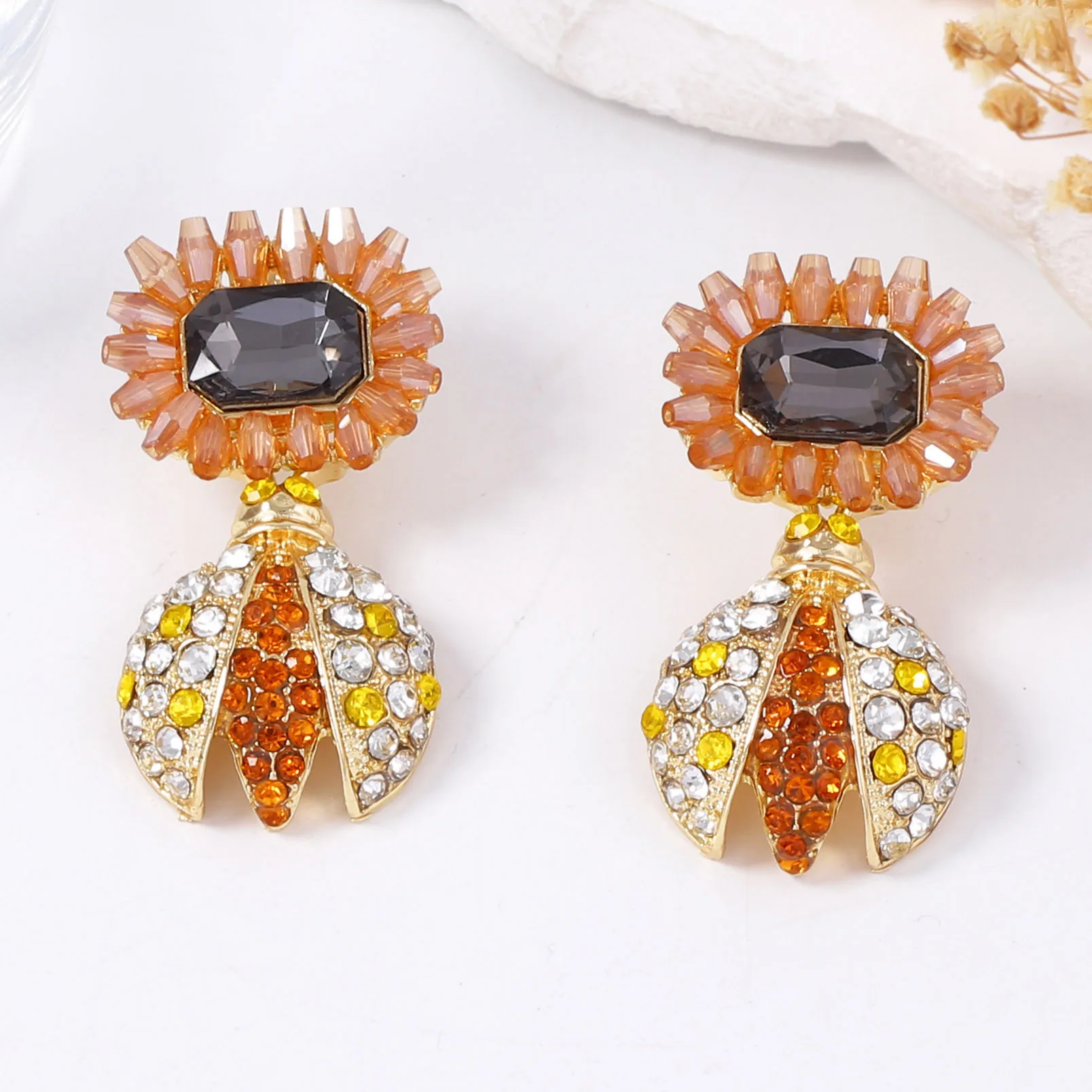 

Retro Exquisite And Luxurious Alloy Bee Sunflower Inlaid Rhinestone Earrings Women Jewelry Prom Party Accessories Girl Gifts