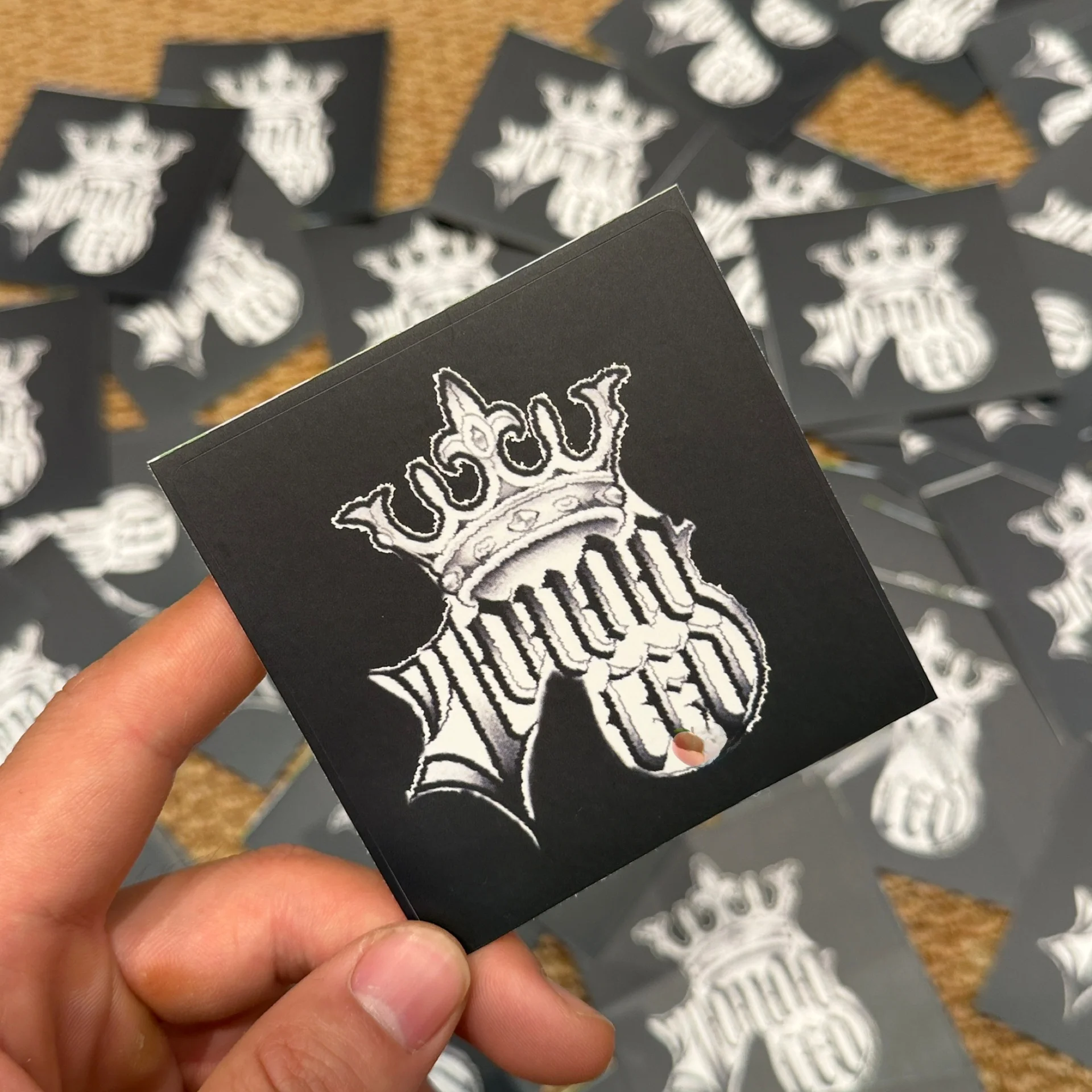 

Модные наклейки: Оригинальный дизайн в темном стиле, корона, цветочные мотивы, буквы. Для декора багажа и компьютеров. Невысыхающие самоклеящиеся стикеры.