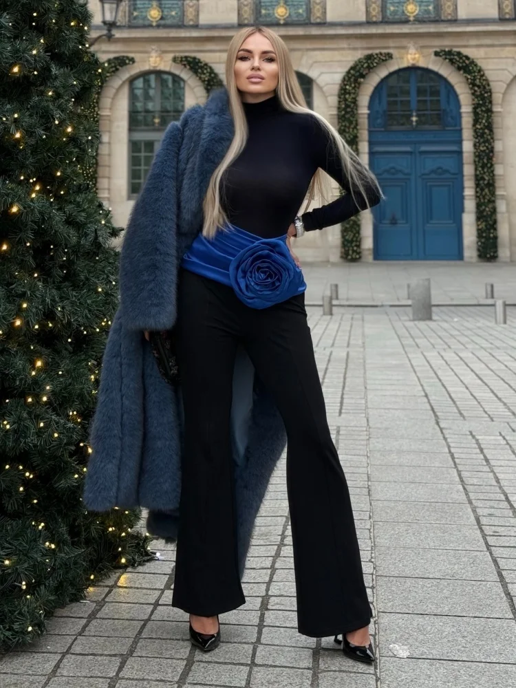 

Элегантный черно-синий комплект из трех предметов: прозрачный топ с высоким воротником, расклешенные брюки и атласный пояс с розой для вечерних мероприятий