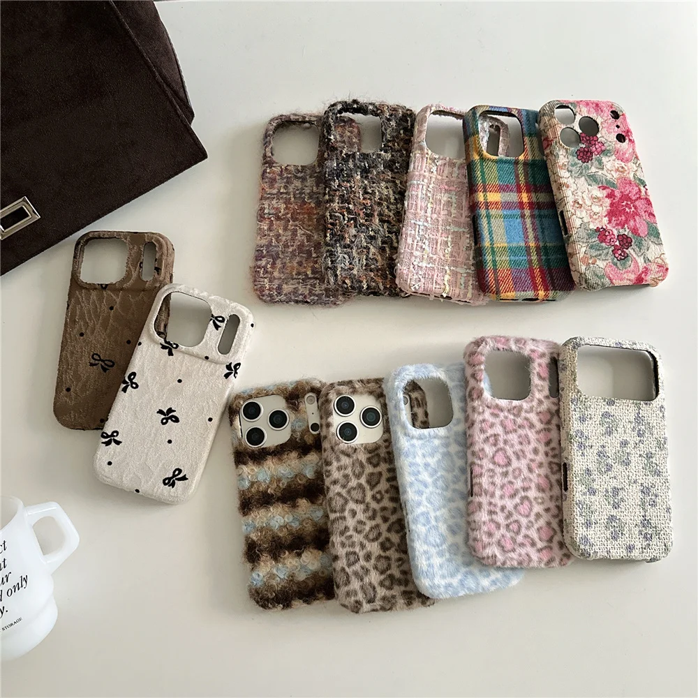 Invierno manos cálidas sensación táctil tejido de felpa patrón bordado funda de teléfono para iPhone 17 16 15 14 13 Pro Max Plus cubierta dura