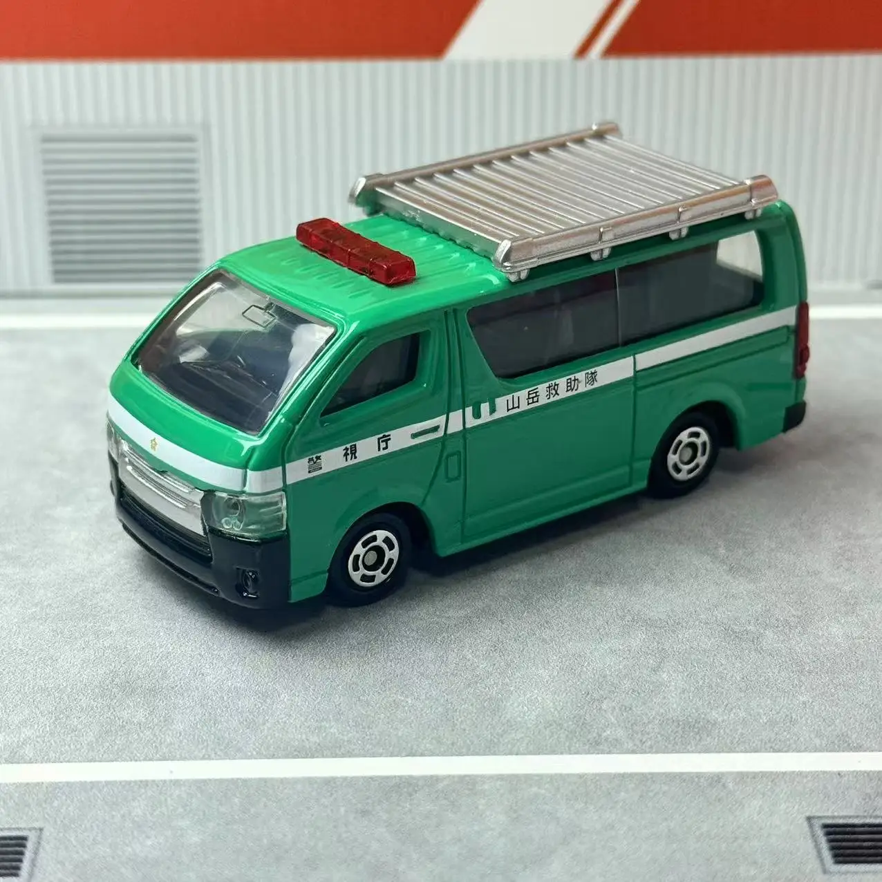 Takara Tomy Cars 2 Samochód z postaciami V2796-V2818 18. Petrov Trankov Samochód ze stopu Odlewany Model Replika Seria Prezenty dla dzieci Zabawki dla chłopców