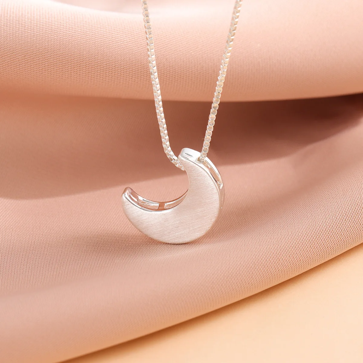 Uini-Tail hot new 925 Tibetan silver simple curved moon necklace Korean fashion trend sweet wild high quality necklace  XL089