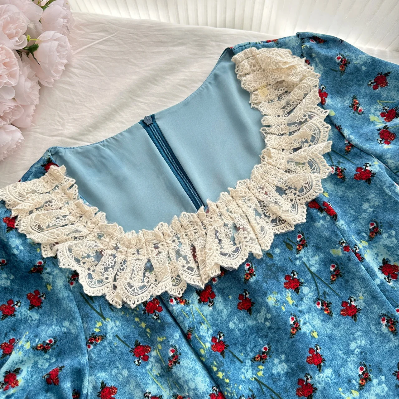 Französisches blaues Kleid mit Blumendruck, langes Abendkleid im Rosenstil, kurze Ärmel, Empire-Taille, knöchellang, einzigartiges Design, Freizeitkleid