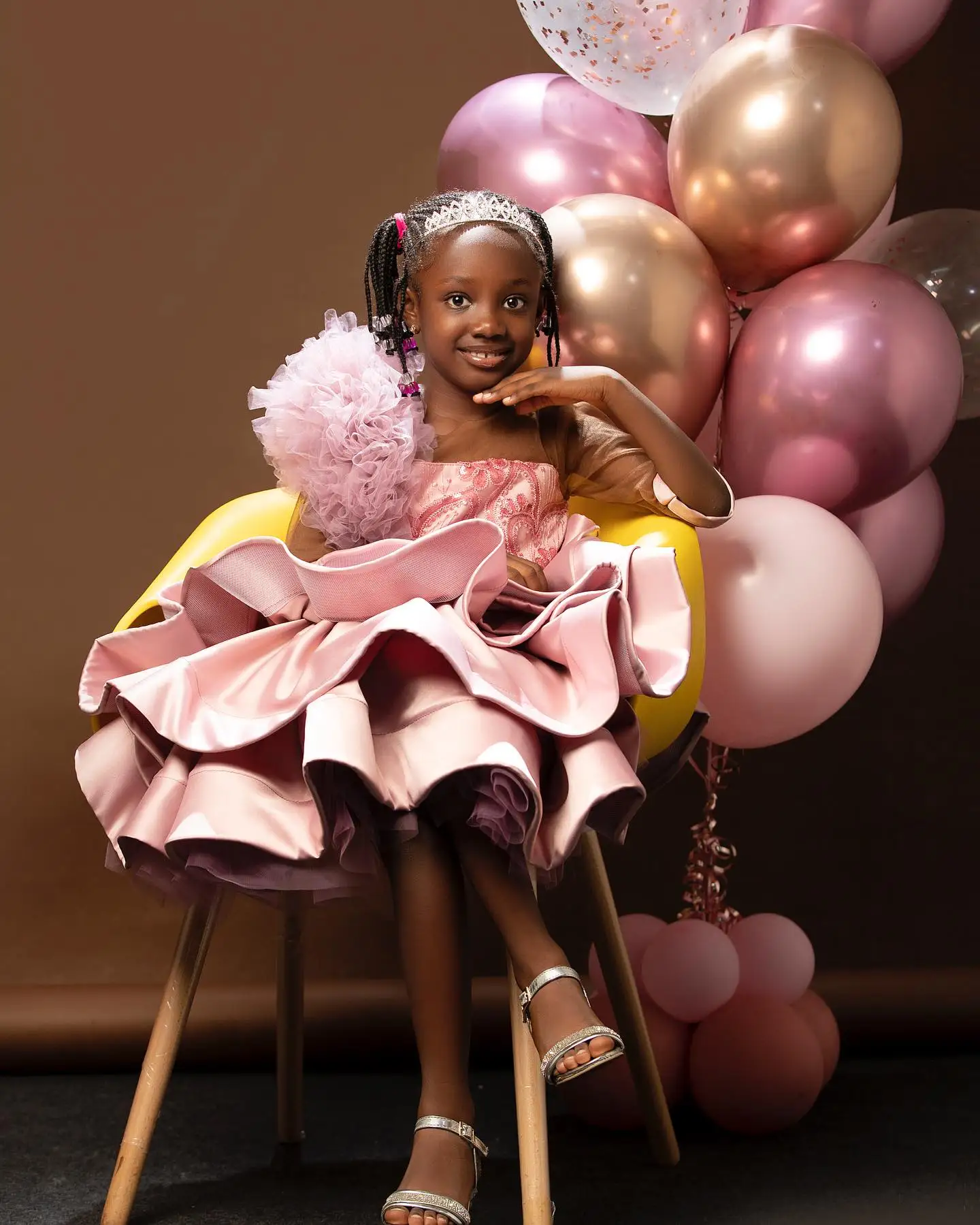 Abiti da festa di compleanno per ragazze in raso rosa con perline volant mezza manica abiti da ragazza di fiori abiti da ballo per bambini per servizio fotografico