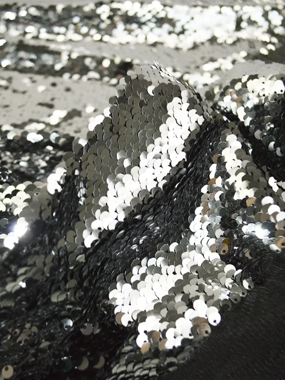 

Silver Black Double-sided Shiny Fish Scale Sequin Fabric Fashion Clothing Designer Apaprel Diy Sewing Cloth Meters Material