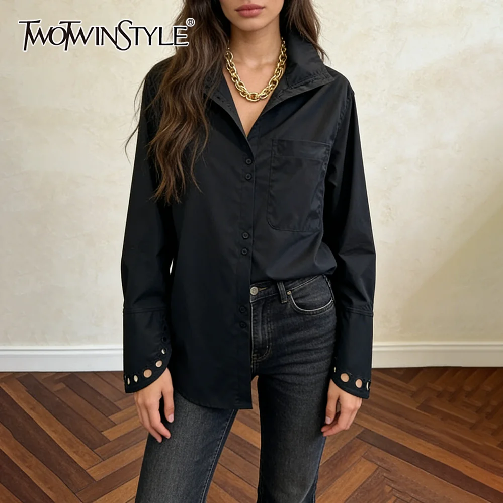 

Женская рубашка TWOTWINSTYLE: минималистичная, свободного кроя, с вырезами, высоким воротником, в стиле пэчворк, с карманами, модная, весенняя новинка