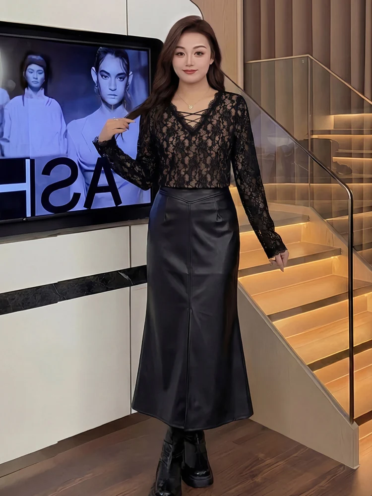 

Комплект женской одежды больших размеров: кружевной топ с длинным рукавом и V-образным вырезом, приталенный, и кожаная юбка А-силуэта с высокой талией для зимы...