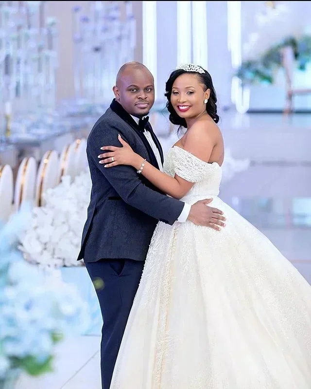 تخصيص كم طويل قبالة الكتف الدانتيل الديكور منتفخ الكرة عالية الجودة تول فستان الزفاف الأنيق ثوب الزفاف