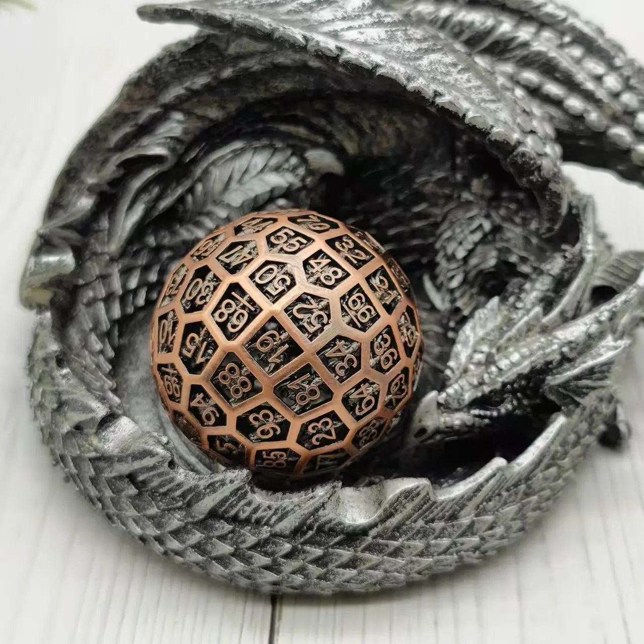 

Металлический держатель для игральных костей в форме осьминога D100 Лоток для ролевых игр Cthulhu DND Подставка для игральных костей Идеально подходит для сбора кубиков и ролевых игр геймеров