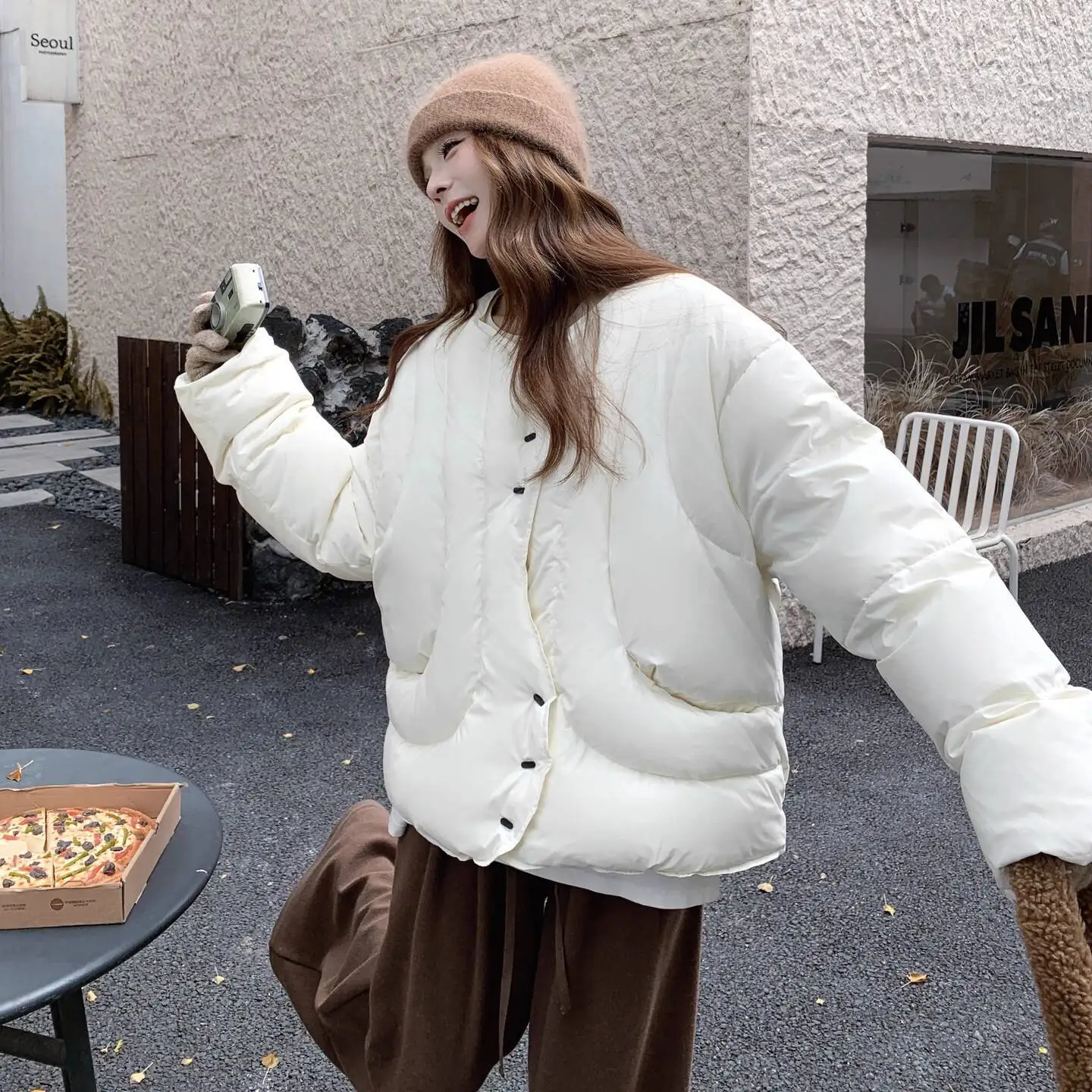 UMI MAO 90 سترة بيضاء مبطنة مع تصميم سميك دافئ بتصميم كلاسيكي غير منتظم وفتحة خفيفة الوزن سترة نسائية #3