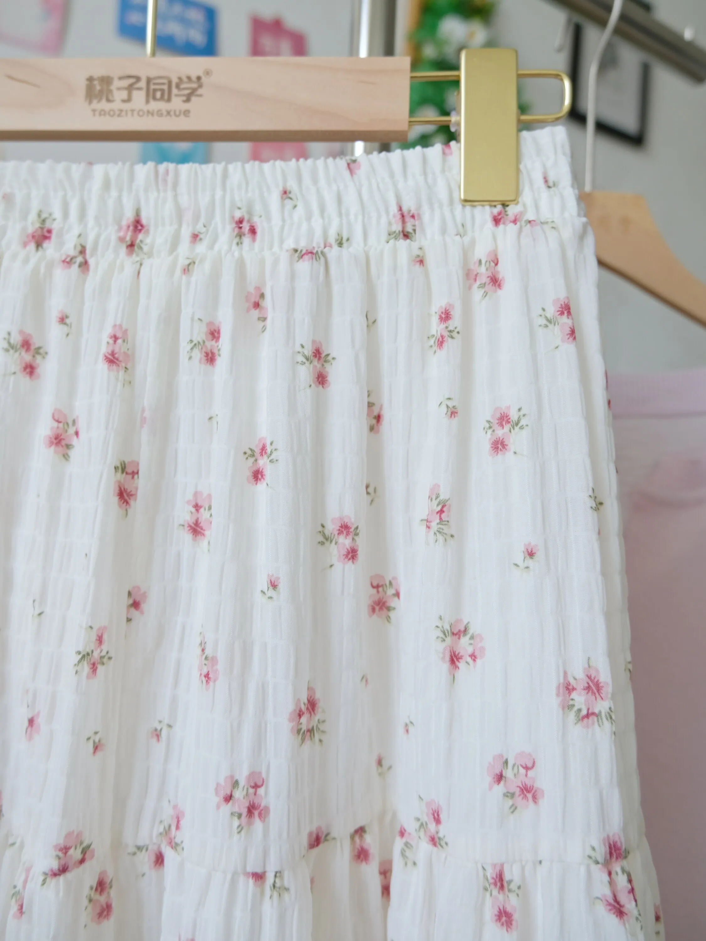 Sweet White Ditsy Pink Floral Tiered Skirt Crinkle Texture Elastic High Waist Flowy Ruffle Midi Skirt Summer Casual Beach A Line