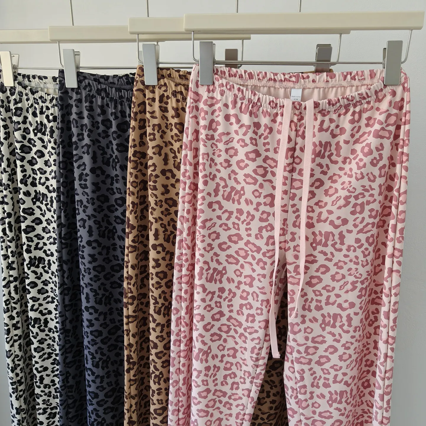 Lockere und schlanke Yogahosen für Damen, hochtaillierte Sporthosen, schmale Fitness-Leggings, gerade geschnittene Laufhosen, Trainingshosen mit Kordelzug, Freizeitmode. – Detail 3