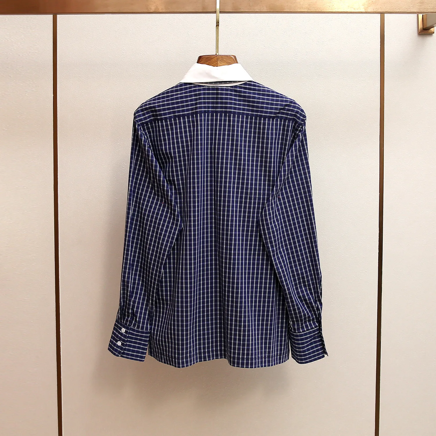 Wysokiej jakości koszula w kratę w stylu preppy na zimę 2025 z kontrastowym kołnierzem, luźnym krojem, krawatem i zapinana na jeden guzik dla kobiet.