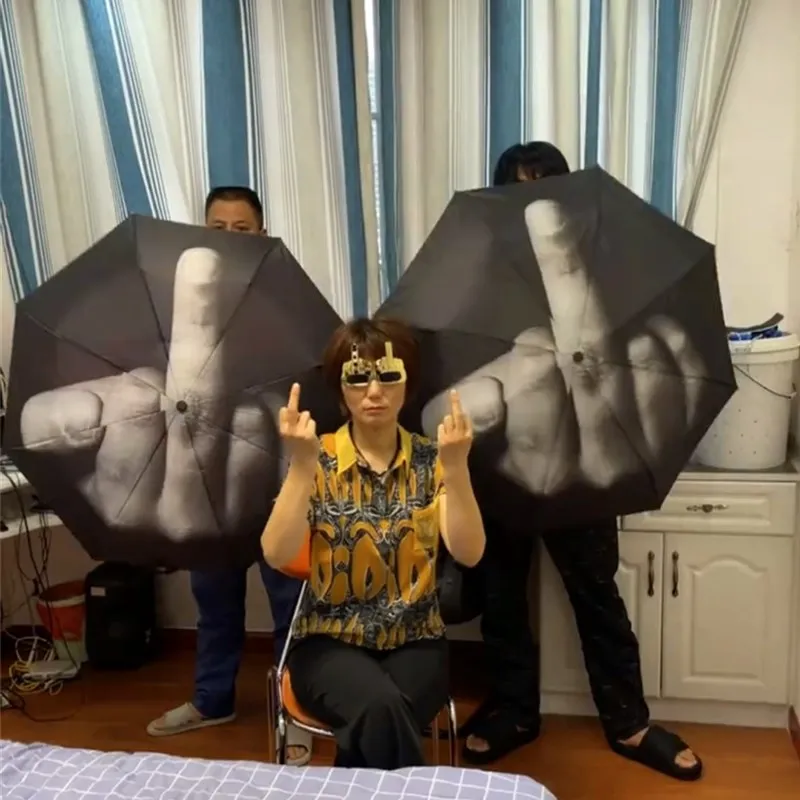 Umbrella despises the middle finger trend, spoofs the whole shooting props