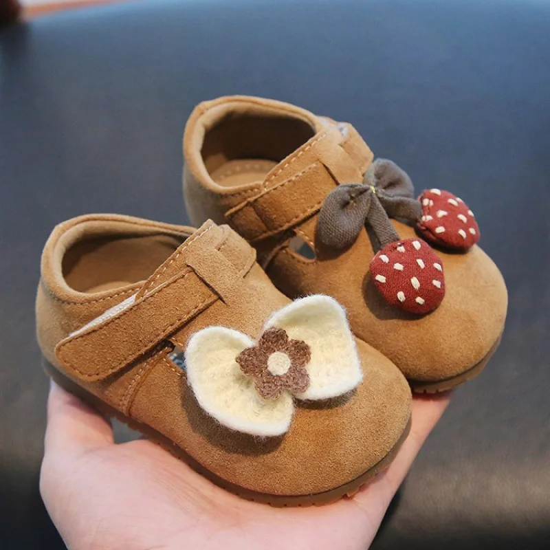 

Милая шикарная детская обувь принцессы, весенне-осенняя новая повседневная обувь на плоской подошве для прогулок для девочек, универсальная модная детская кожаная обувь