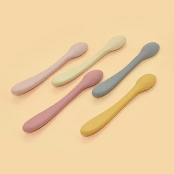 Aangepaste BPA-vrije food grade baby eerste fase zachte voeding getipt peuter gebruiksvoorwerpen set siliconen babylepel