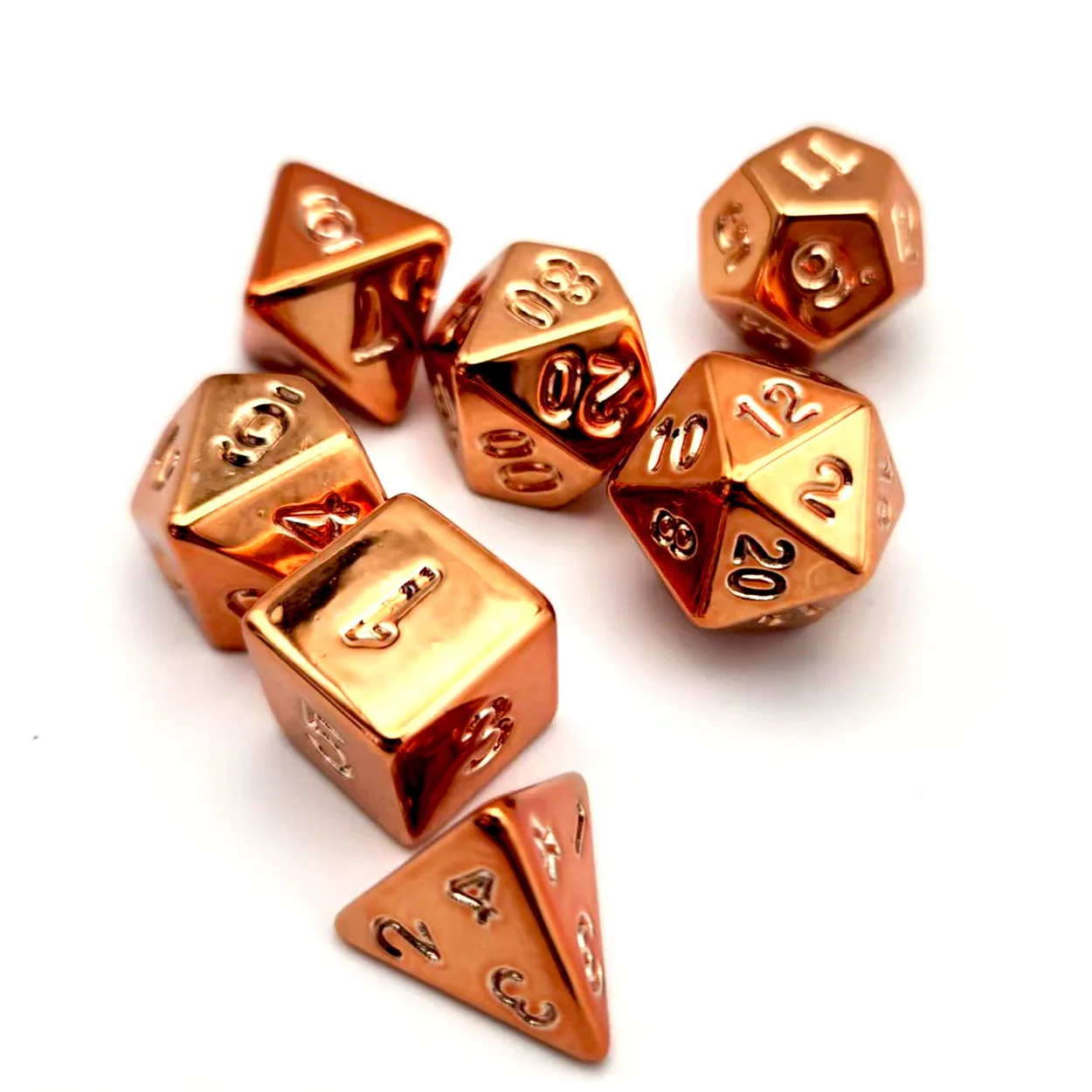 Set di dadi elettrolitici da 7 pezzi disponibili in 6 colori: rosso, rosa, giallo, bronzo, bianco argento e blu