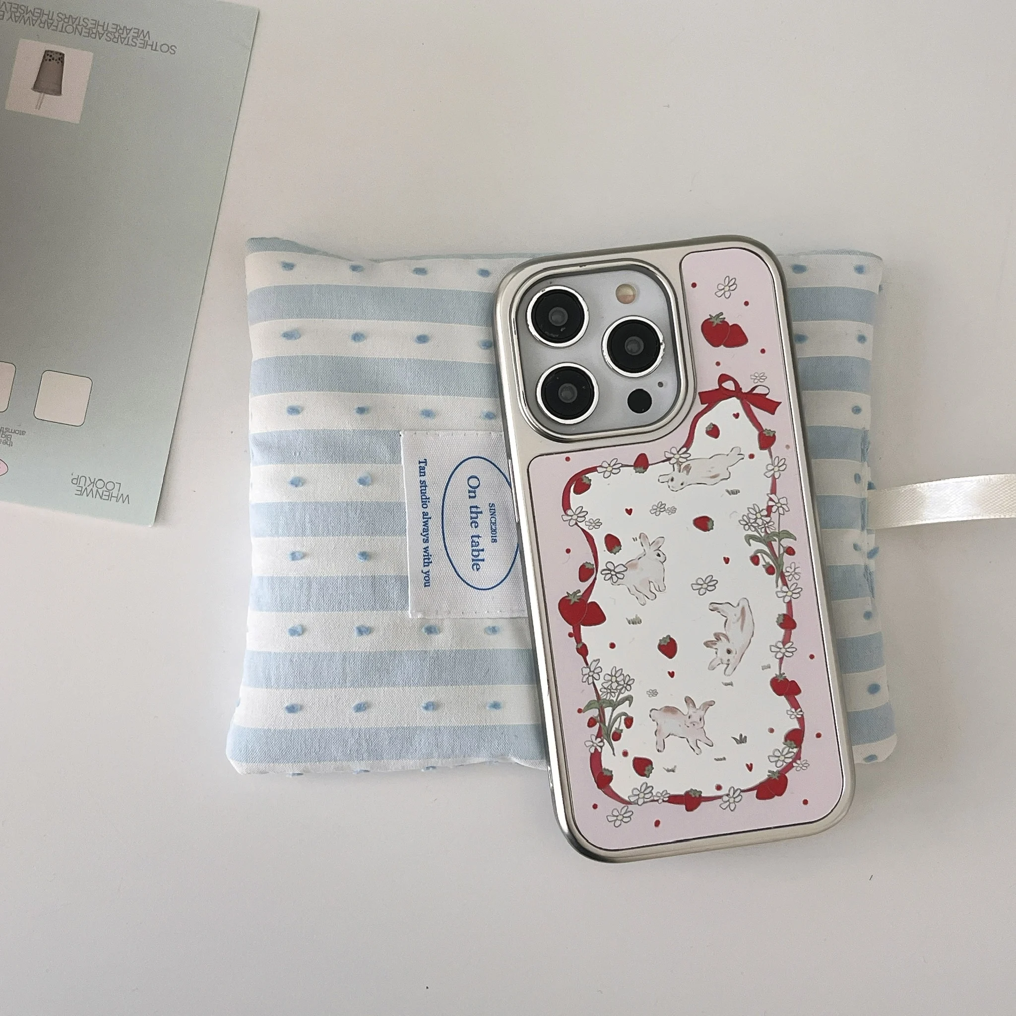 ピンクウサギイチゴウェーブポイントフラワーちょう結びシルクリボン鏡面スライバーエッジケース iPhone 13 14 15 16 プロマックス