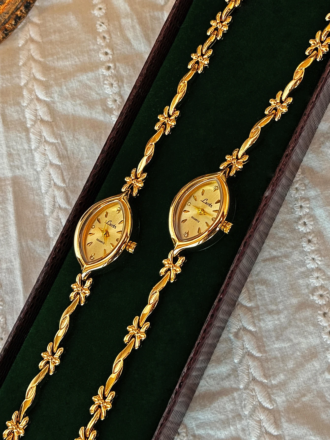 1 Piece of New French-Style Vintage Gold Small Dial Women's Watch, Fashionable, Simple, Elegant, Luxurious, Compact, Waterproof Bracelet-Style Women's Quartz Watch Suitable for Daily Wear, Dinner Parties, and Other Occasions to Decorate the Wrist