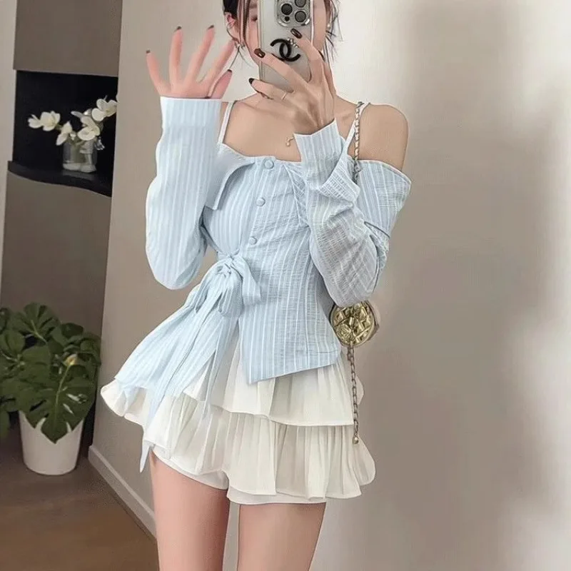 قميص أزرق نسائي جديد لربيع وصيف 2025 + تنانير ميدي عصرية بخصر غير منتظم وأربطة علوية طقم تنورة بطيات بكتف واحد