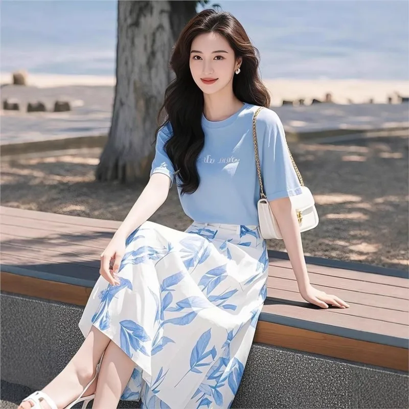 

2025 New Summer Travel Vacation Outfit Complete Set High-end Slimming and Age-reducing T-shirt and Skirt Two-piece