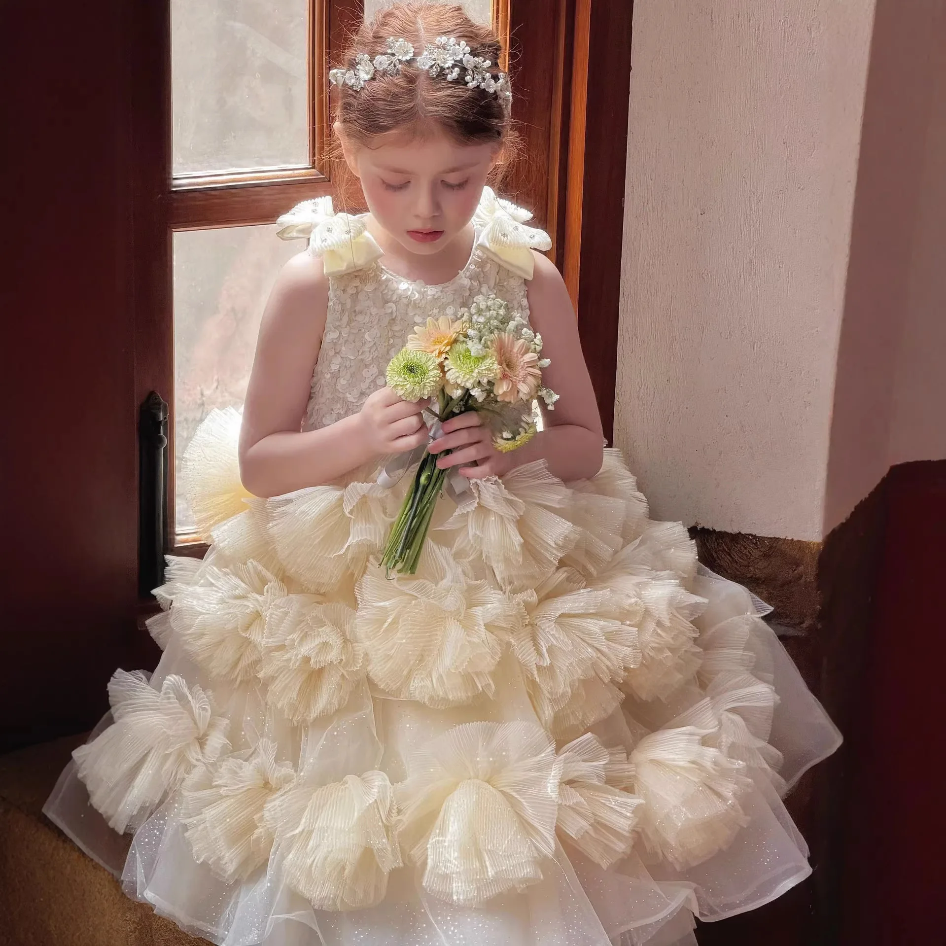 

Новое блестящее платье для девочек с цветочным узором, без рукавов, весна-лето 2026, с милым бантом и сетчатыми вставками, для дня рождения, в стиле принцессы