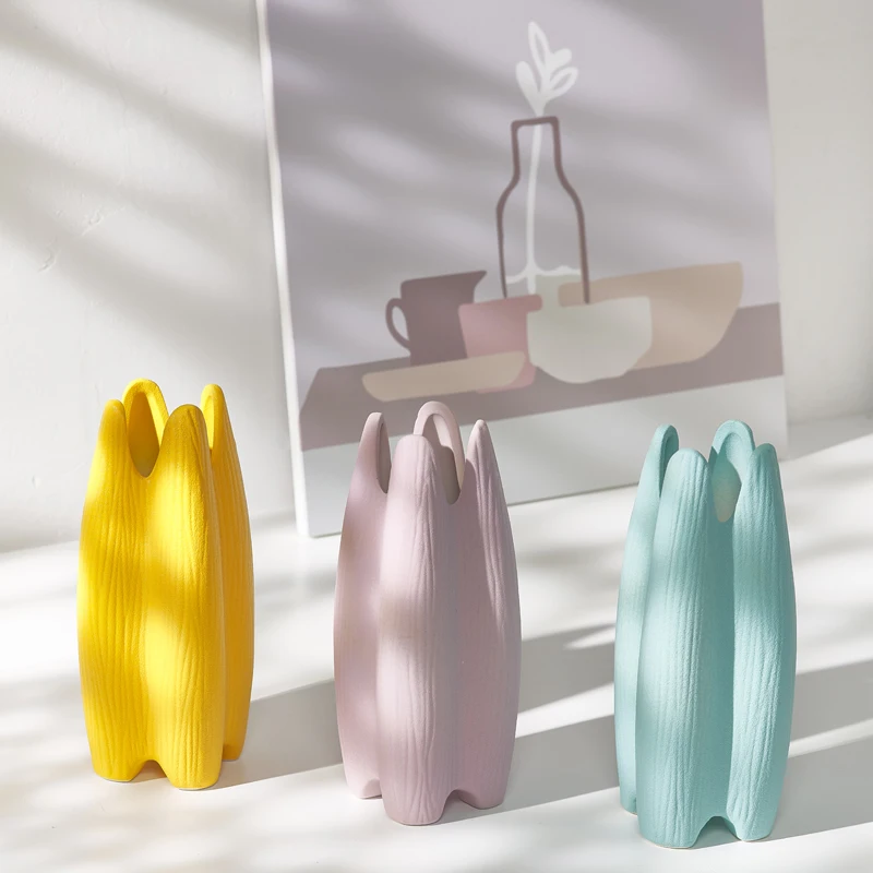 

Ceramic vase - simple and modern, featuring dried flowers, with a light and fresh color scheme, suitable for decorative