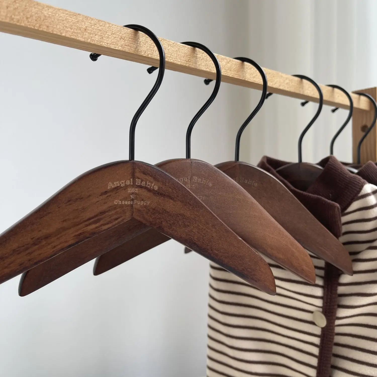 Solid Wooden Wide Shoulder Hangers Retro Brown Non-marking Baby Kids Clothes Hangers For Wardrobe Storage Organization