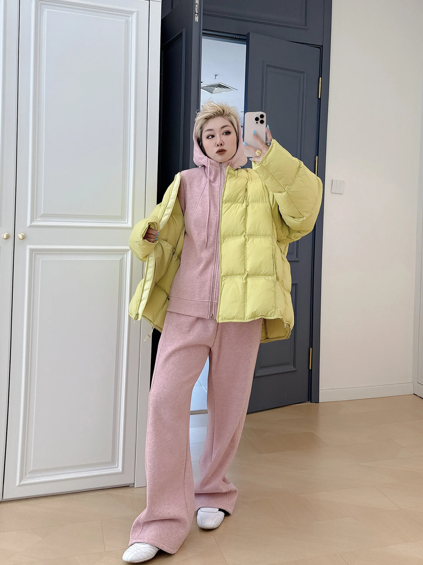 

Комплект из двух предметов: худи оверсайз и брюки прямого кроя на флисовой подкладке. Модный, удобный комплект с высокой талией.