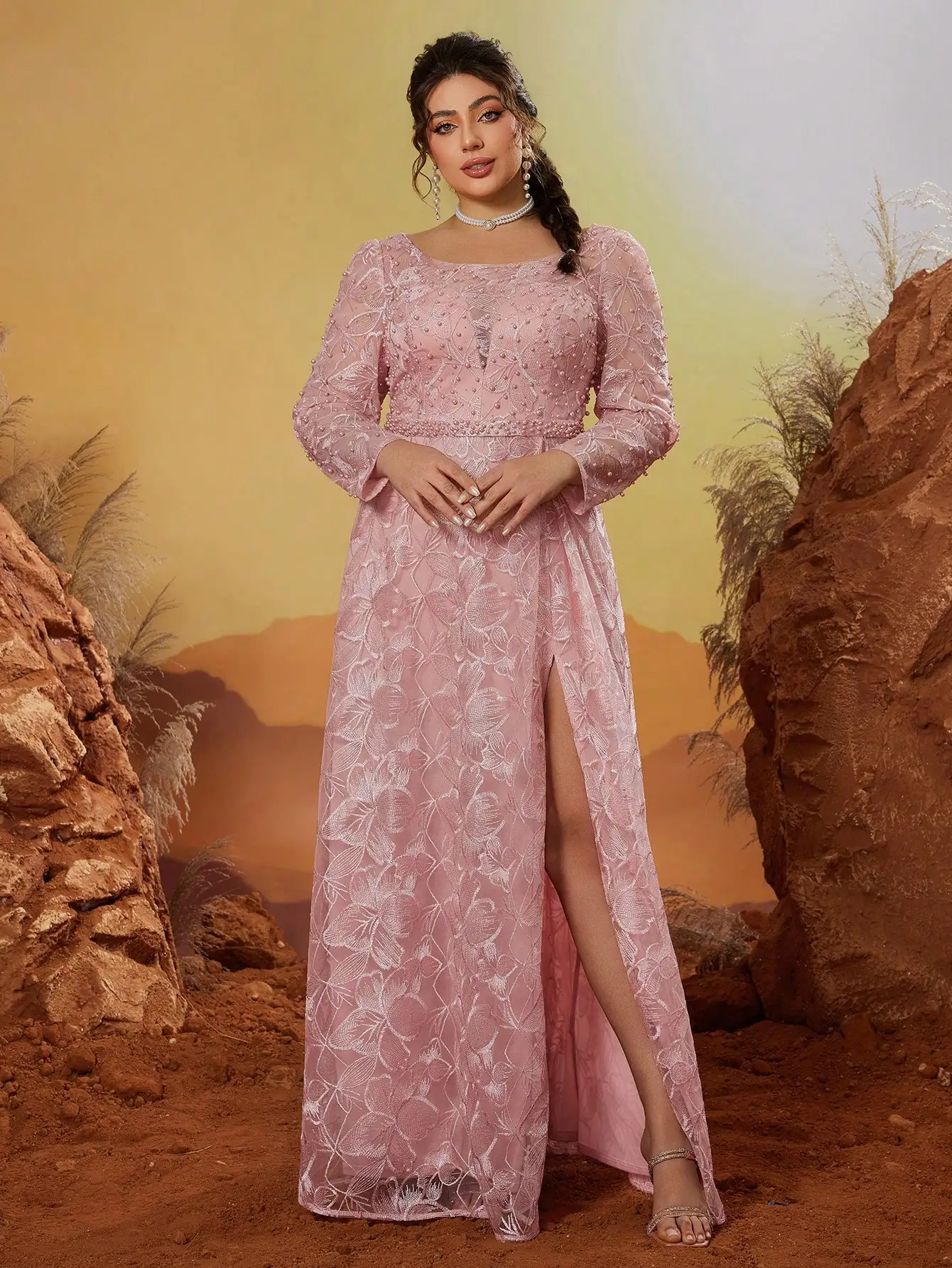 Sukienka Anpoket z okrągłym dekoltem, bufiastymi rękawami, haftem z koralików, koronką, długimi rękawami, aplikowanymi zdobieniami i rozcięciem z boku.