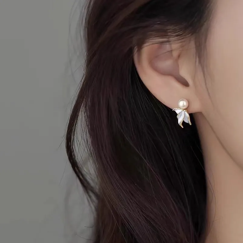 Elegant fish tail pearl earings stud light luxury high-end gentle and simple White Fritillaria earring for women wedding jewelry
