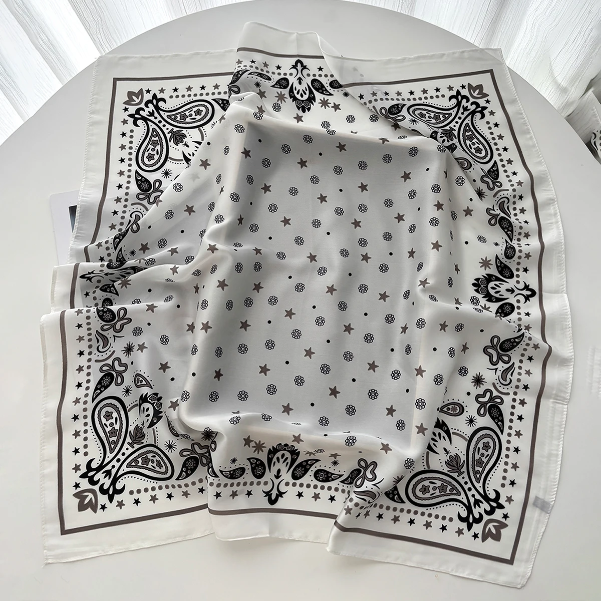 Luxuriöser, quadratischer Schal (70 x 70 cm) für Damen, im Retro-Stil, als Schal, Halstuch, Bandana oder Hijab, aus weichem, strapazierfähigem Stoff, ideal für den täglichen Gebrauch. – Detail 6