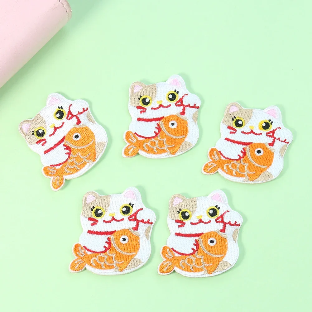 2PC Kawaii styl japoński kot na szczęście Maneki Neko karp Koi haft rybny siebie łatka klejąca szczęście aplikacja do szycia rzemiosło artystyczne