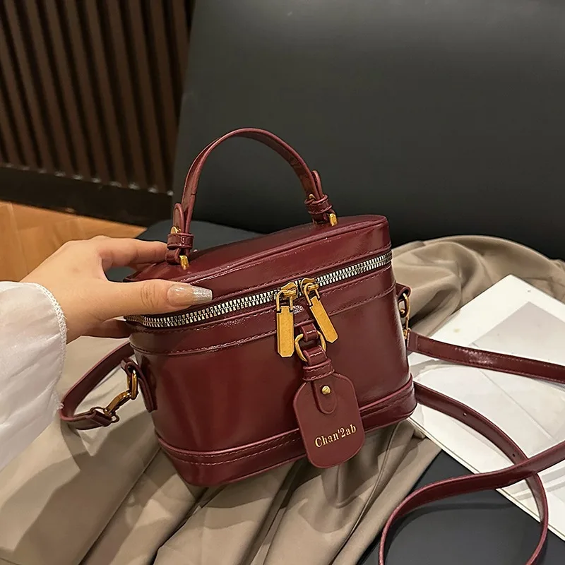 

Fashionable Crossbody Bag With Solid Color Vintage Letter Logo And Paris Designer Minimalist Charm