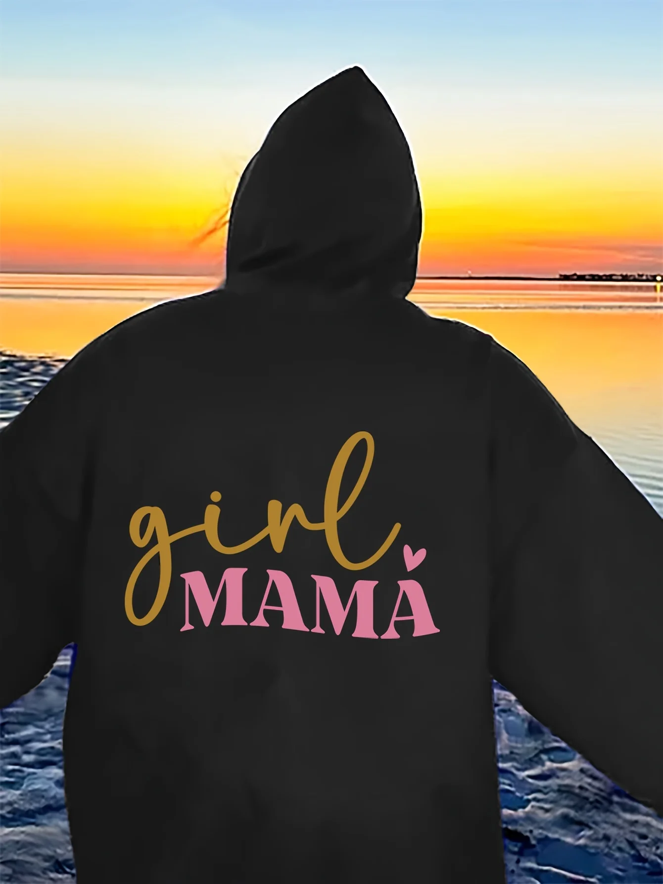 

1 шт. женская повседневная толстовка-пуловер с буквенным принтом «Девочка Мама», тисненый капюшон, мягкий эластичный полиэстер, длинный рукав, карманы
