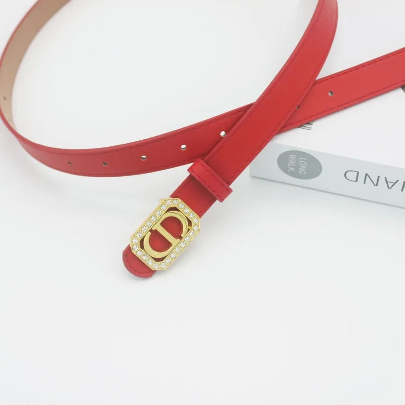 La cintura in stile retrò francese è alla moda e semplice. È una nuovissima cintura in denim a vita stretta in pelle di fascia alta nel 2025