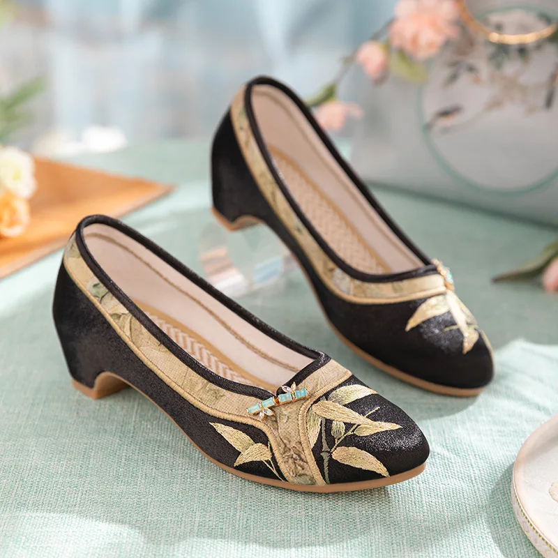 

2026 Chinese Style Casual Shoes for Women Spring Summer Slip on Breathable Embroidered Pointed Toe High Heel Shoes Zapatos Mujer