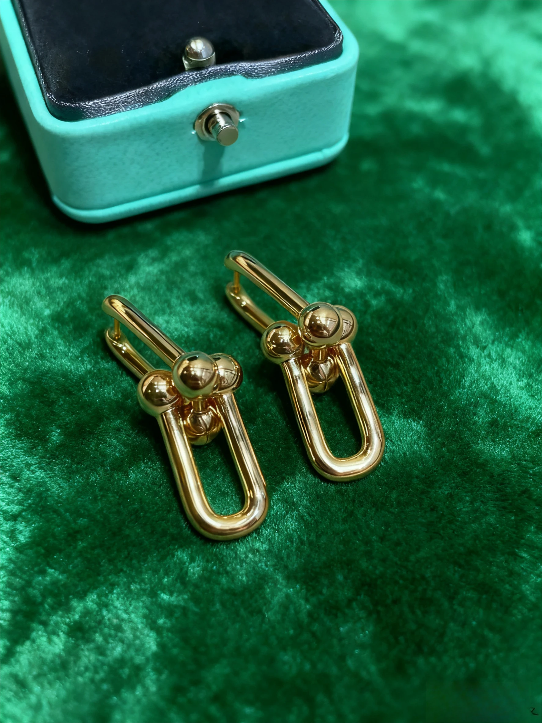 

2025 Trendy Jewelry French Style HigherVersion Double U Festival Gift Hoof Buckle Woman Earrings Exquisite Party Accessories
