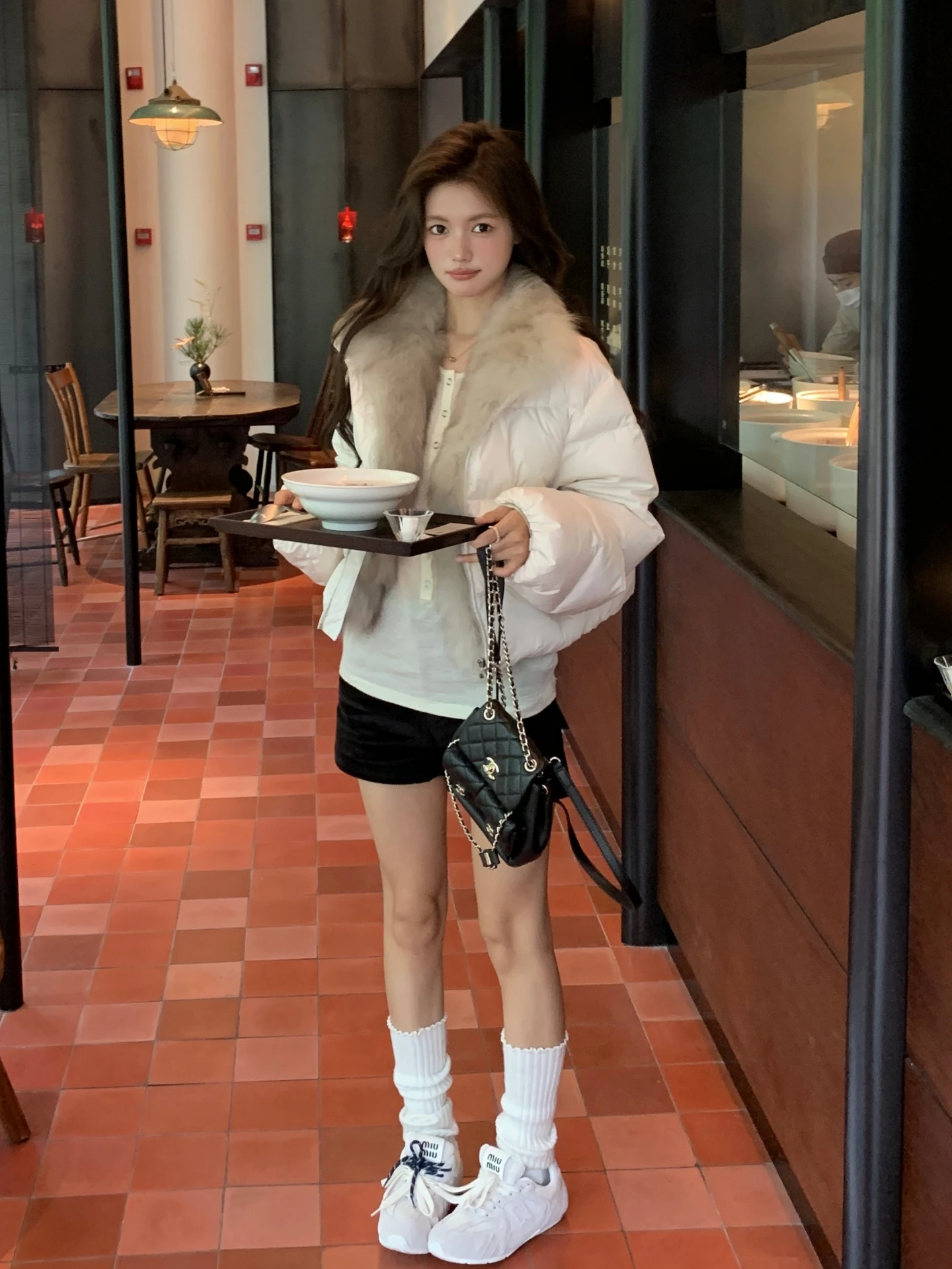 سترة شتوية جديدة قصيرة للنساء مع ياقة من فرو الثعلب، فضفاضة وسميكة، معطف قصير من الفرو على الطراز الكوري