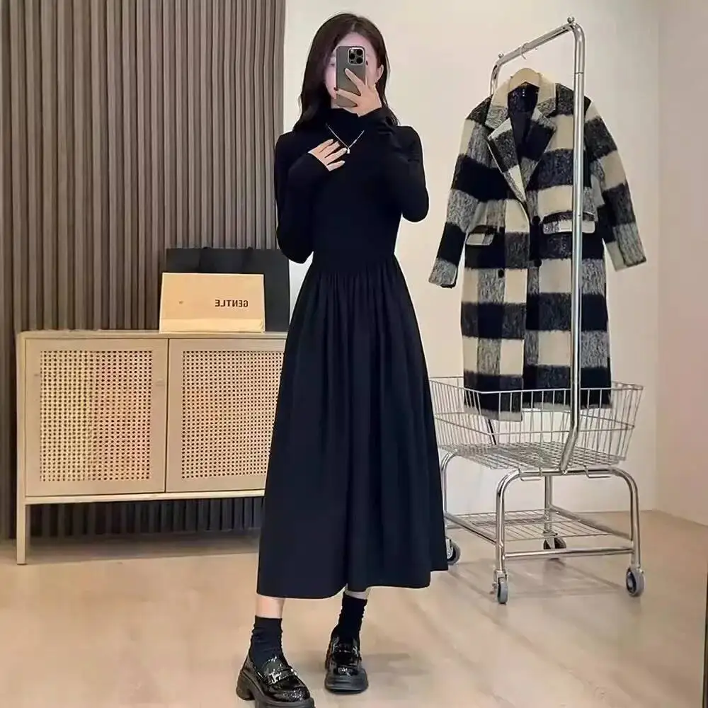 Nowa, ekskluzywna czarna sukienka damska na jesień i zimę 2025, długa, do noszenia pod spód, stylizacja z nutą elegancji.